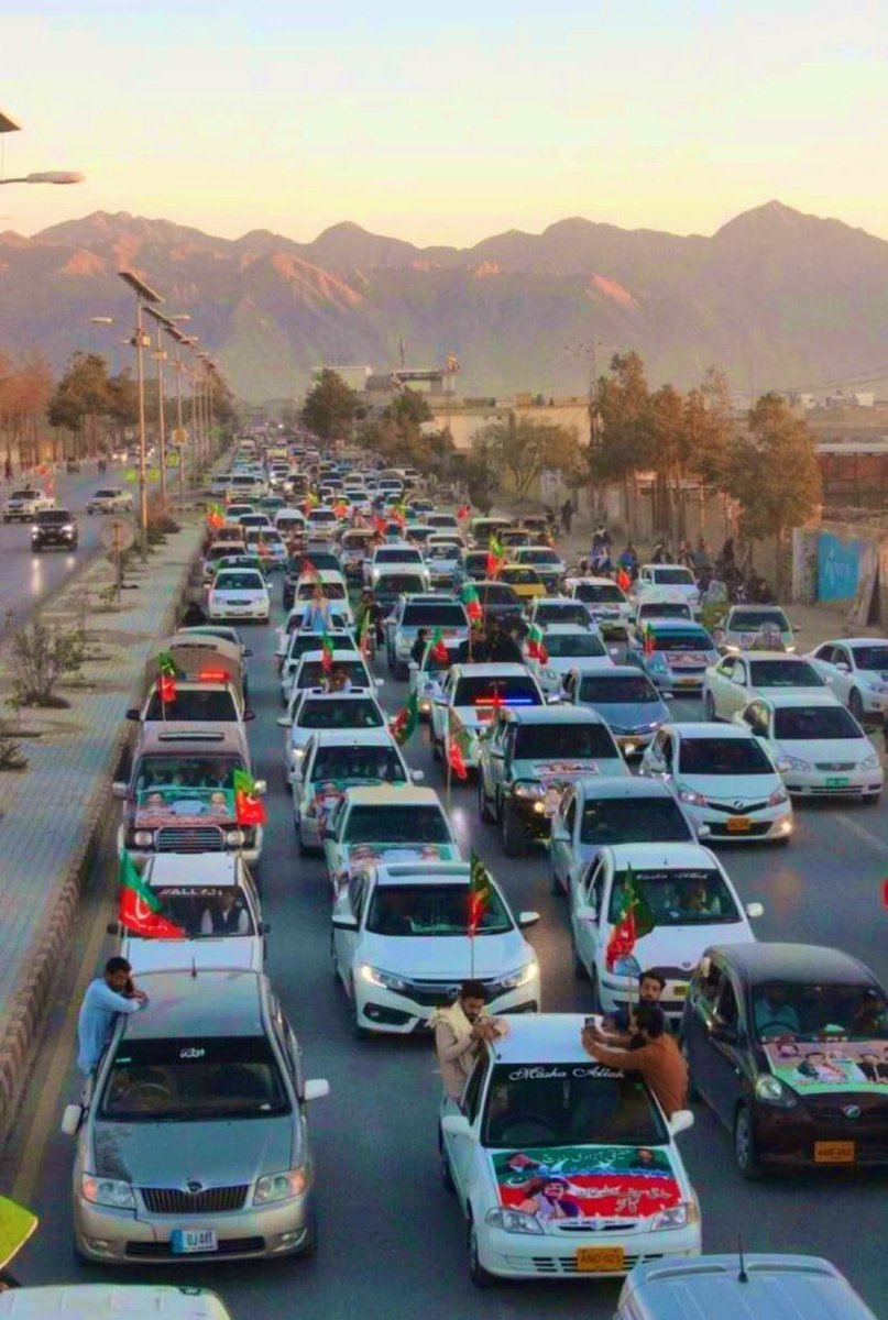 SalooDurrani's tweet photo. Hello "well informed" agency chief..
The #ill_informed are on the move.
#حقیقی_آزادی_فائنل_مارچ https://t.co/8z4HgLtnsN
