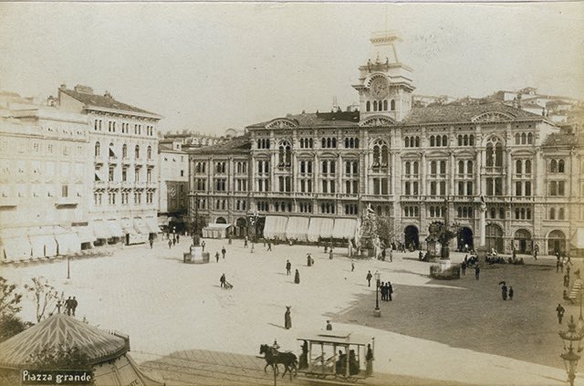 soniasicco's tweet image. Era il novembre 1839, una mattina brumosa, quando si scattò la prima #fotografia a #Trieste. Un’immagine reale su una lastra di rame trattata all’argento. Con il suo #dagherrotipo Carlo Antonio Fontana fermò due vedute, oggi perdute, nella campagna di via di Romagna