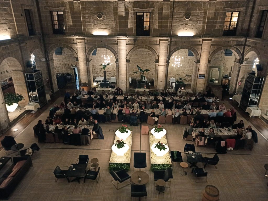 Ayer, nuevamente, pudimos brindar todos juntos por un gran año. Y por lo mucho y bueno que está por venir en 2023. Equipazo <a href="/LaRiojaAltaSA/">Bodega La Rioja Alta, S.A.</a>! 🍷🍷🙌🙌