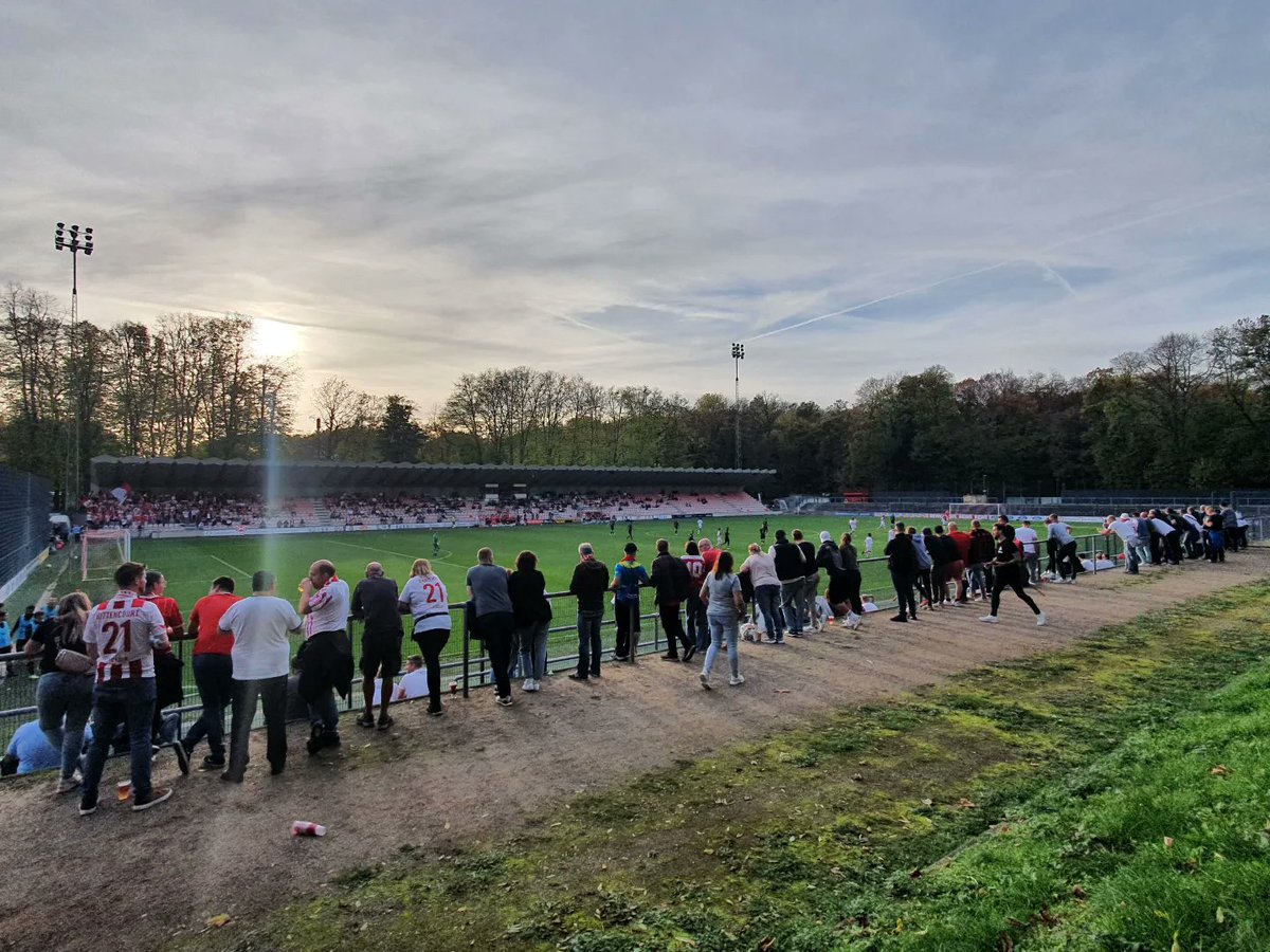 Auch dieses Wochenende gibt es Fußball des 1. FC Köln:

Sa., 14 Uhr: Amas - Rödinghausen (Franz Kremer Stadion)
So., 11 Uhr: Frauen II - Potsdam II
(Platz 7 am Geißbockheim)
So., 13 Uhr: Frauen - Wolfsburg
(Franz Kremer Stadion) 

#effzeh #BoycottQatar2022