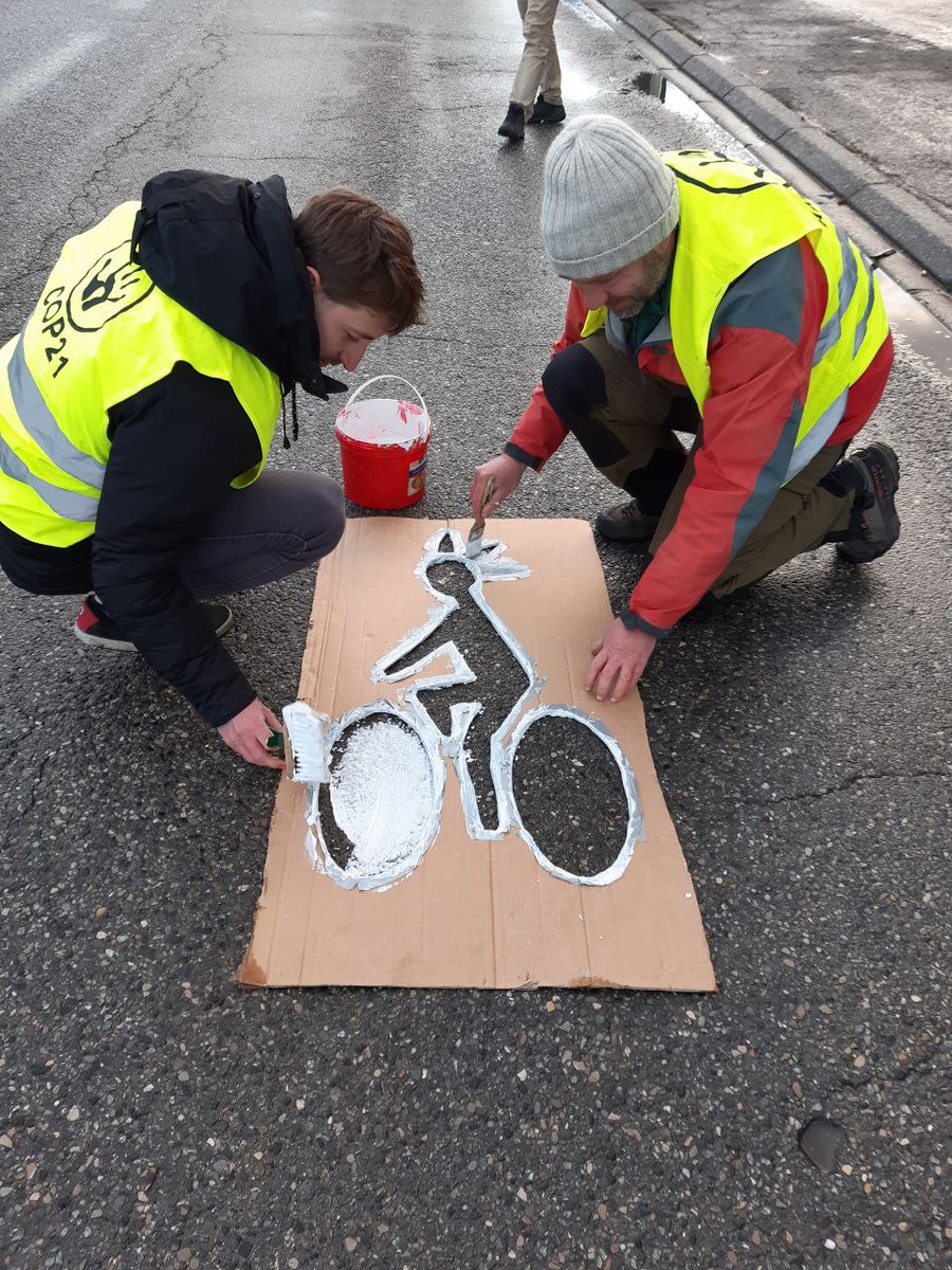 Parlons-Y Vélo (@parlonsyvelo) on Twitter photo Ce matin, les collectifs @alternatibagre et <a href="/ParlonsYVelo/">Parlons-Y Vélo</a> se rassemblent pour retracer la piste cyclable sur l'avenue Gabriel Péri. Nous réclamons la sécurisation des axes périurbains dangereux pour les cyclistes et la remise en place des Tempovélo. Ce matin, les collectifs @alternatibagre et <a href="/ParlonsYVelo/">Parlons-Y Vélo</a> se rassemblent pour retracer la piste cyclable sur l'avenue Gabriel Péri. Nous réclamons la sécurisation des axes périurbains dangereux pour les cyclistes et la remise en place des Tempovélo.