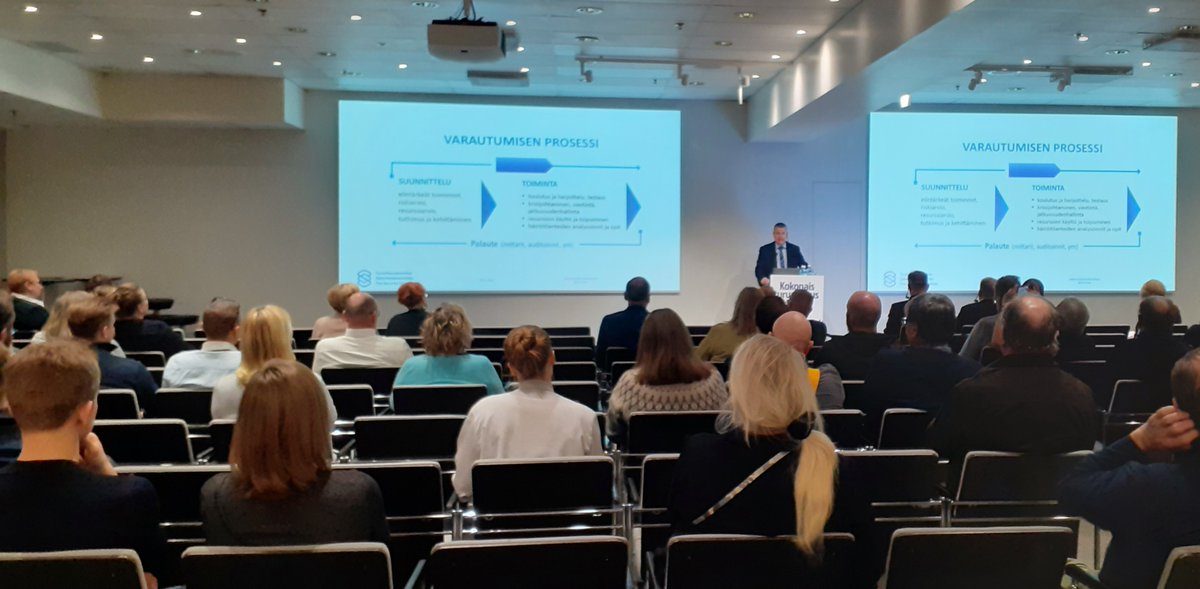 JaanaSiljander's tweet photo. Kokonaisturvallisuuspäivä Helsingin Messukeskuksessa. "Mitä paremmin varautuu, sitä helpompi on elää. Suurin uhka on, että kuvitellaan että kaikki on kunnossa. Meidän on koko ajan kehitettävä toimintaamme" turvallisuuskomitean pääsihteeri Petri Toivonen puheenvuorossaan. #MPK https://t.co/S41cKOQTMh