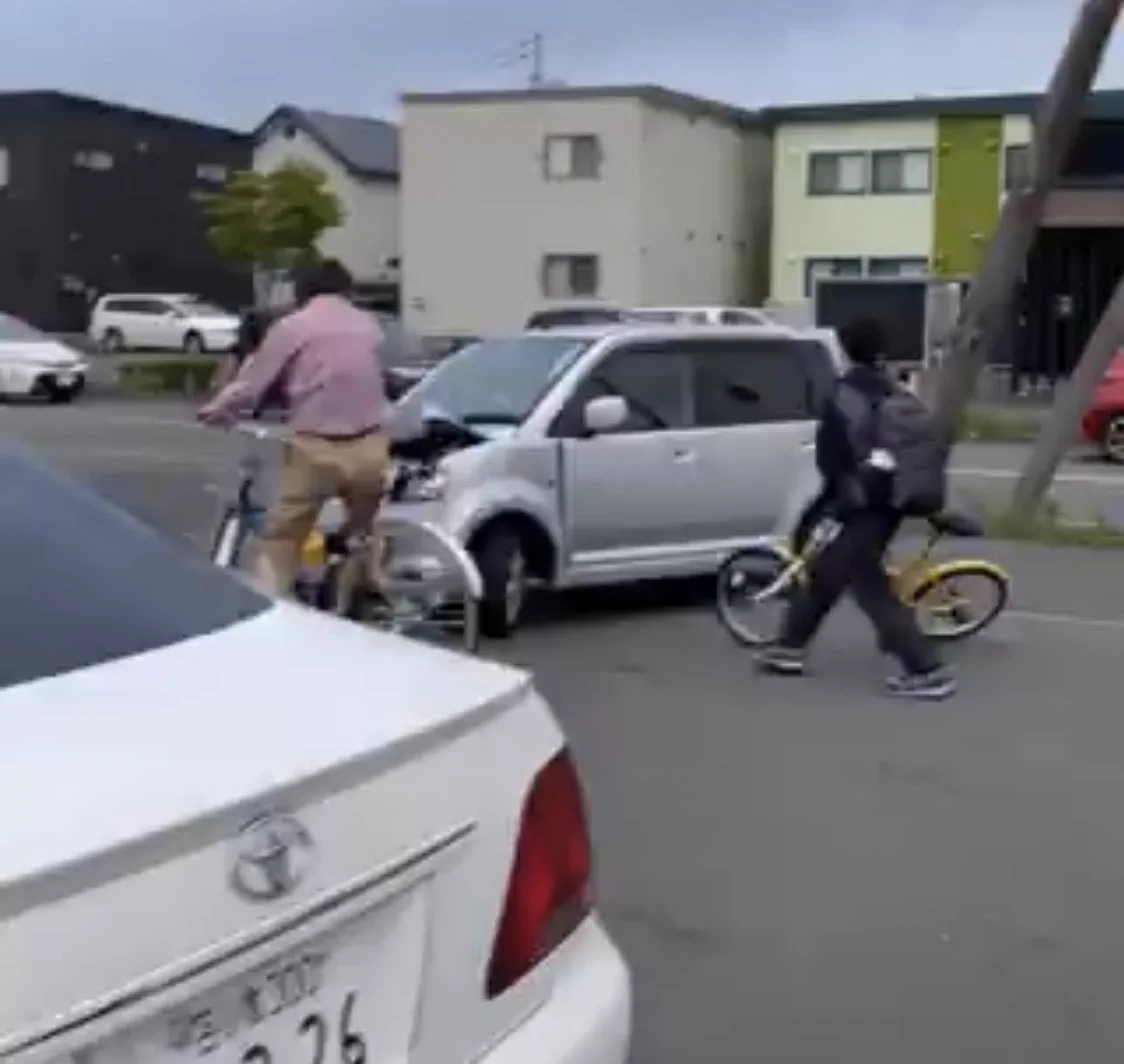 @roketdan2 自転車にぶつかる前から、車ボコボコなのは、それ以前にも、轢いたり、ぶつかったりしてるのですか？ 