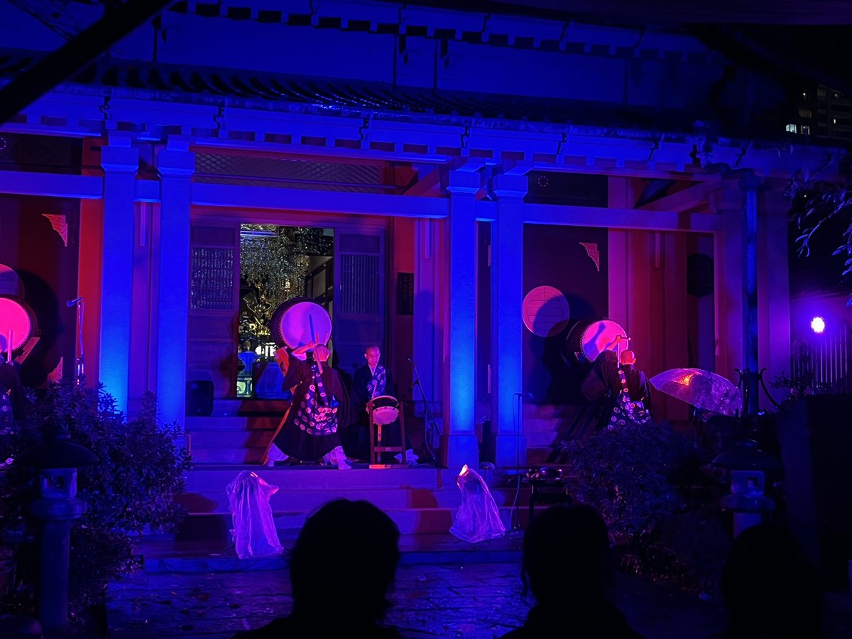 nippori_dance's tweet photo. 先週の日曜日、
LIGHTUP202X
於 真言宗豊山派 養福寺
にお邪魔してきました。
あいにくの雨降りでしたが
思いのほかノリのいい太鼓と
曲調にフィットした照明を
楽しませていただきました。
鐘も撞かせていただきました。煩悩退散。
#lightgroovy #lightup202x #遊戯屋 https://t.co/JTizrIE9jf