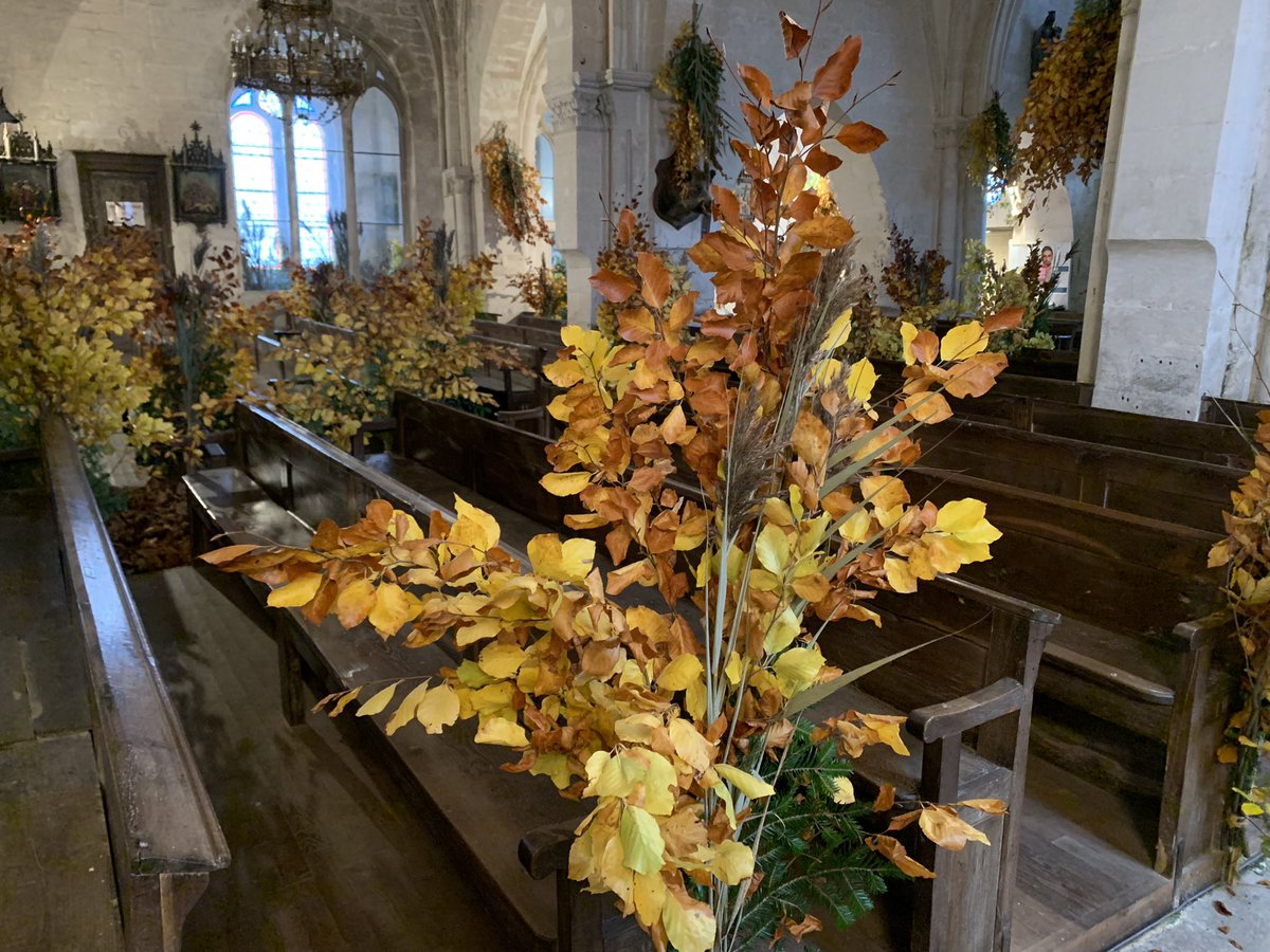 arcenbarrois's tweet photo. Merci aux bénévoles qui ont décoré l’église d’Arc-en-Barrois. Cette année, les couleurs des feuilles sont encore plus belles que les années passées. Saint-Hubert, en sa chapelle latérale, est reconnaissant. https://t.co/zUOlxA1dIy