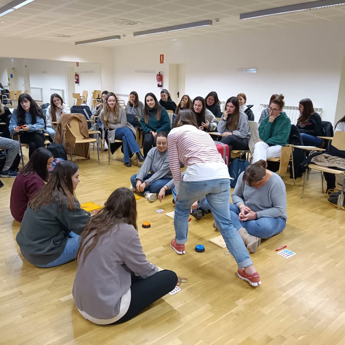 Beicamg's tweet photo. Lo pasamos muy bien en nuestra segunda charla en la @FacultadEducaUZ con el alumnado de #infantil y #pt, contando lo que hacemos en el aula #adc  en los #talleres de #enriquecimiento #curricular del @ceipfororomano gracias a @Martagteduca #enseñanza #colaboracion @unizar https://t.co/tzEpY35MJK