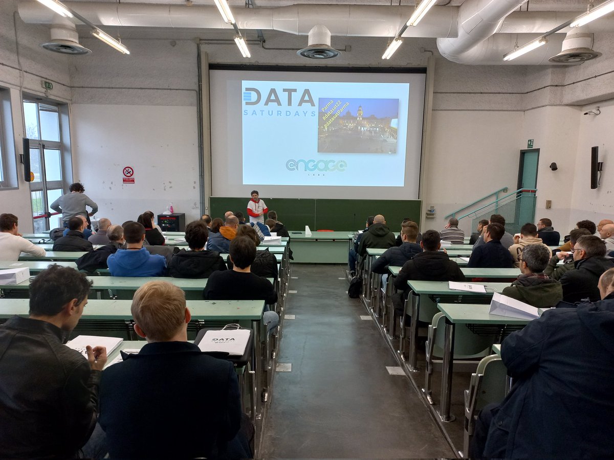 marcominerva's tweet image. Iniziamo il #datasat Parma con @suxstellino