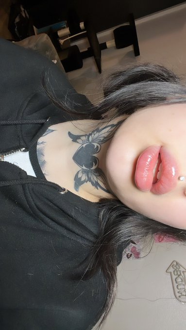 1 pic. see this is how i want my lips to be appreciated https://t.co/7EV8flrxAf