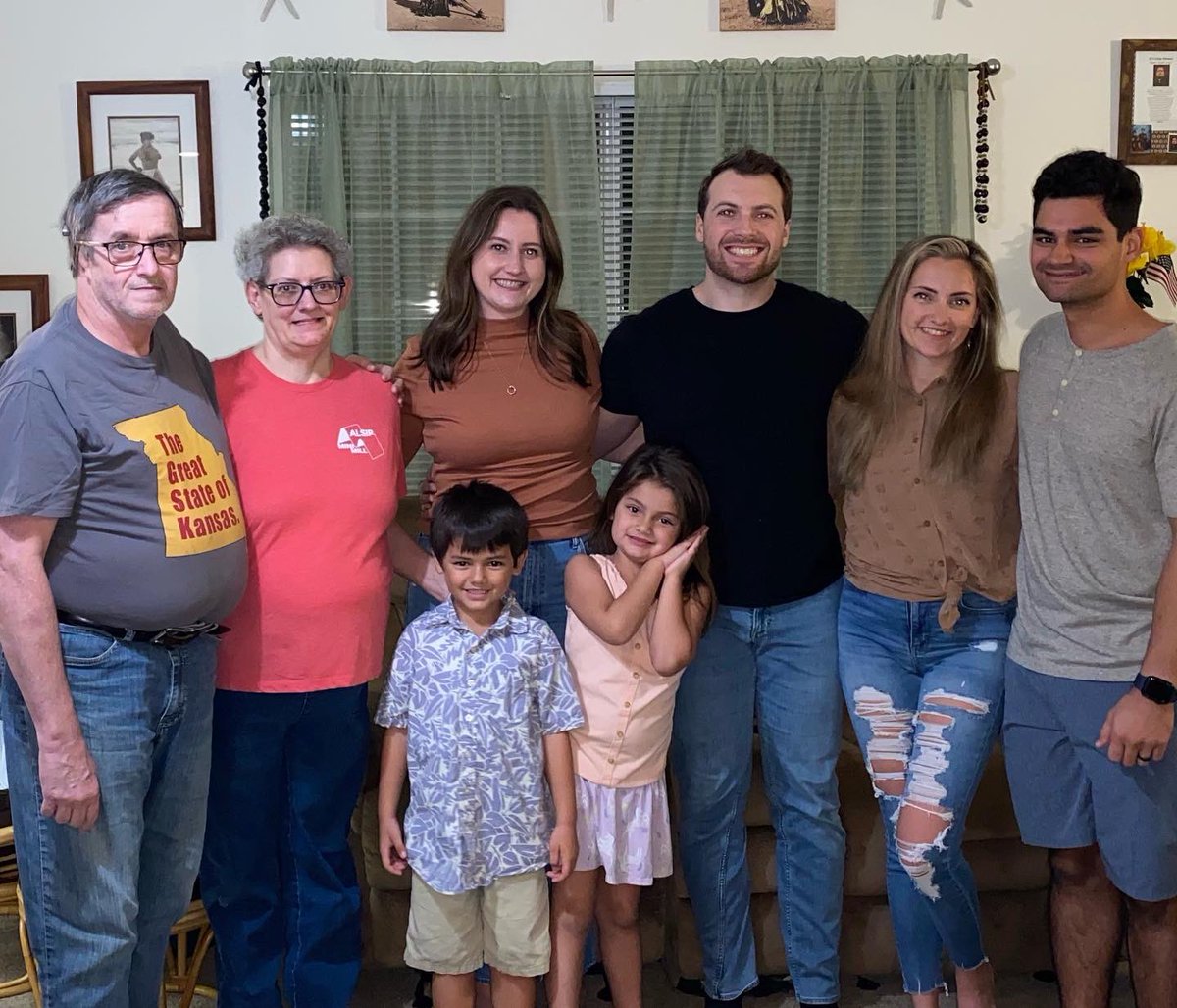 Jess_GoWithIt_'s tweet photo. Thankful 💛 thank you all for coming across the country from Chicago and Connecticut to have thanksgiving with us! https://t.co/K1WMyvFDrg