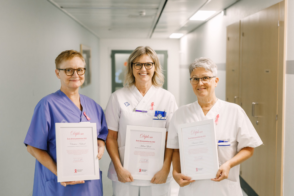 Trio från Sundsvalls sjukhus tar hem Årets Bröstsjuksköterska. Varmt grattis Christine Näslund, Helene Lind och Susanne Söder!  bro.mynewsdesk.com/pressreleases/…