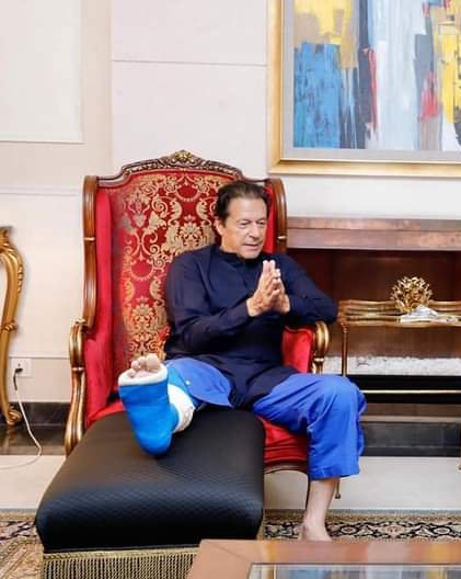 SyedNabiH's tweet photo. معجزہ ہے کہ زندہ ہوں میں
پر حق کو مار دیا ہے اُس نے
یہ جو گھاؤ ہیں میرے جسم پر
اِن سے گہرا وار کیا ہے اُس نے
دن دیہاڑے خنجر چلا کر
قانون کو دھتکار دیا ہے اُس نے
آنکھوں دیکھا جھوٹ بتا کر
عدالت کو بازار کیا ہے اُس نے https://t.co/mnkgZTNXPX