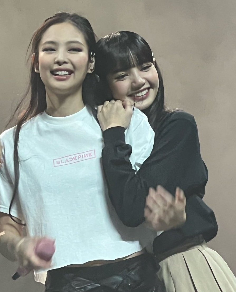 DrBlinkenstein's tweet photo. Are we witnessing a "shift" in Jenlisa behavior? - a thread.

Let me say a few words about this. We all see how brave they are on stage during their tour, does that really mean that something shifted and that Jenlisas can be optimistic about the future?+ https://t.co/ZKpZYIANmh