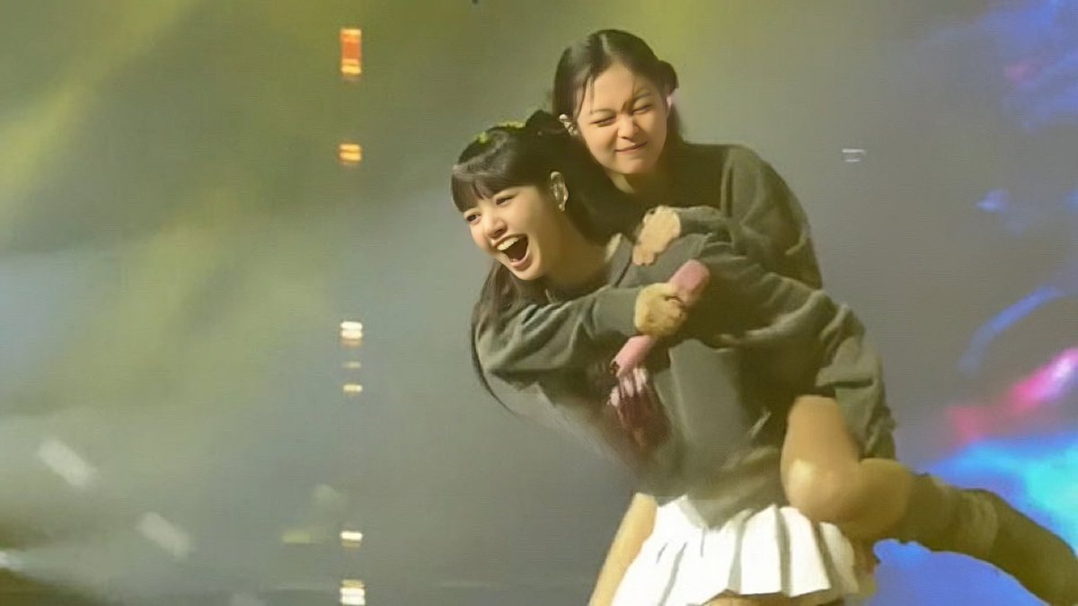 DrBlinkenstein's tweet photo. Are we witnessing a "shift" in Jenlisa behavior? - a thread.

Let me say a few words about this. We all see how brave they are on stage during their tour, does that really mean that something shifted and that Jenlisas can be optimistic about the future?+ https://t.co/ZKpZYIANmh