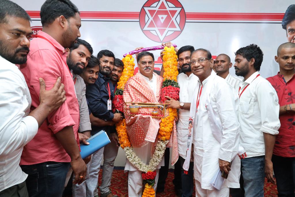 JanaSenaParty's tweet photo. బొబ్బిలి నియోజకవర్గం జనసేన పార్టీ సమీక్ష సమావేశంలో జనసేన పార్టీ PAC చైర్మన్ శ్రీ నాదెండ్ల మనోహర్ గారు https://t.co/GDxpissHu0