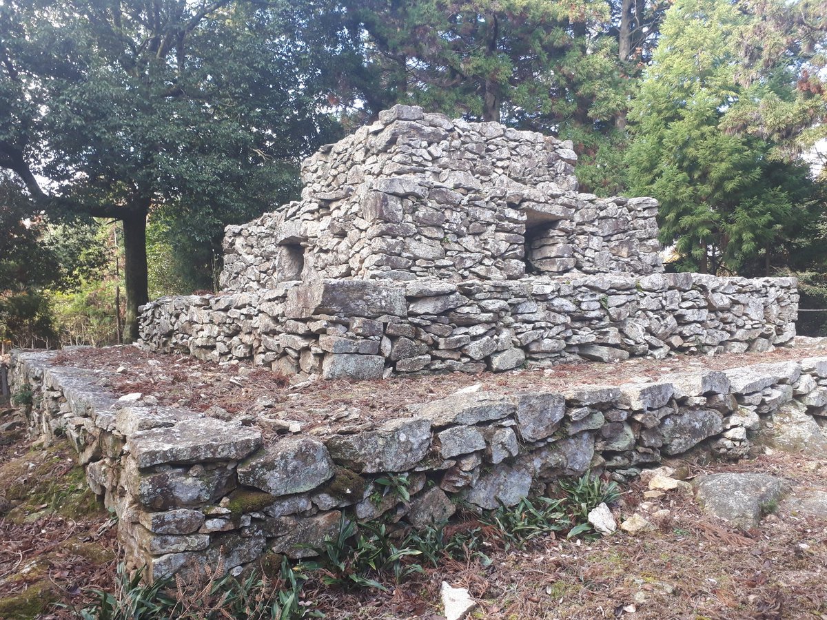 #吉備　#熊山　#ゾロアスター
熊山遺跡の階段ピラミッド、仏教関係の遺跡と言われますが、内蔵されていた不気味な陶製容器から、ゾロアスター教の匂いがするのですが‼️