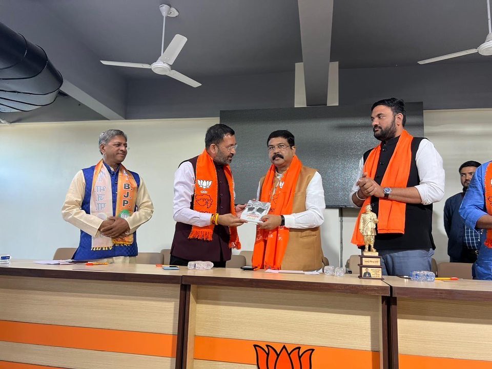 Miteshbhaibjp's tweet photo. श्री दिलीपभाई पटेल सहित जिले के ज्ञानि व्यक्तिश्री उपस्थित रहे । (2/2)
#AayegiToBJPHi #BJP4Gujarat #BJP #ભાજપ_સાથે_અગ્રેસર_ગુજરાત #ભરોસાની_ભાજપ_સરકાર #કમળ_ખીલશે_ગુજરાત_જીતશે #આ_ગુજરાત_મેં_બનાવ્યું_છે #BJP #BJPMeansDevelopment #BJPMeansSeva #BJPForIndia #તમારો_વોટ_એજ_ભાજપનો_વટ https://t.co/qmluq7DHiN