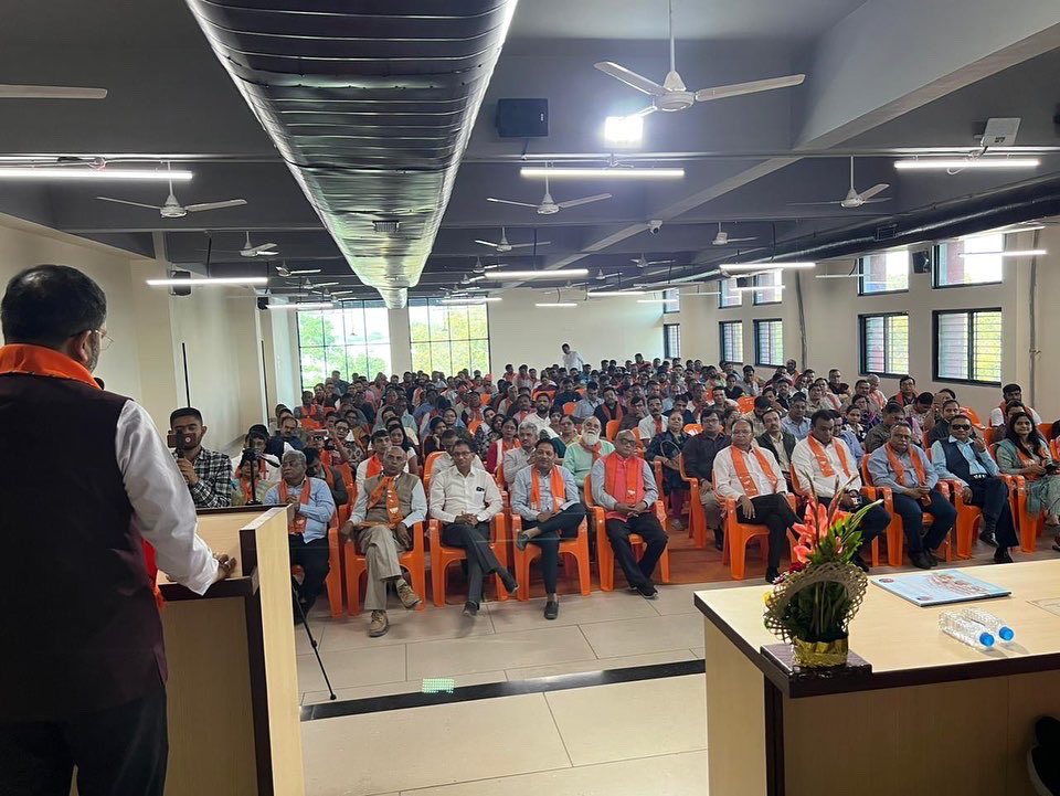 Miteshbhaibjp's tweet photo. श्री दिलीपभाई पटेल सहित जिले के ज्ञानि व्यक्तिश्री उपस्थित रहे । (2/2)
#AayegiToBJPHi #BJP4Gujarat #BJP #ભાજપ_સાથે_અગ્રેસર_ગુજરાત #ભરોસાની_ભાજપ_સરકાર #કમળ_ખીલશે_ગુજરાત_જીતશે #આ_ગુજરાત_મેં_બનાવ્યું_છે #BJP #BJPMeansDevelopment #BJPMeansSeva #BJPForIndia #તમારો_વોટ_એજ_ભાજપનો_વટ https://t.co/qmluq7DHiN