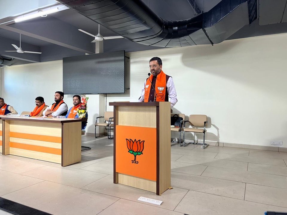 Miteshbhaibjp's tweet photo. श्री दिलीपभाई पटेल सहित जिले के ज्ञानि व्यक्तिश्री उपस्थित रहे । (2/2)
#AayegiToBJPHi #BJP4Gujarat #BJP #ભાજપ_સાથે_અગ્રેસર_ગુજરાત #ભરોસાની_ભાજપ_સરકાર #કમળ_ખીલશે_ગુજરાત_જીતશે #આ_ગુજરાત_મેં_બનાવ્યું_છે #BJP #BJPMeansDevelopment #BJPMeansSeva #BJPForIndia #તમારો_વોટ_એજ_ભાજપનો_વટ https://t.co/qmluq7DHiN
