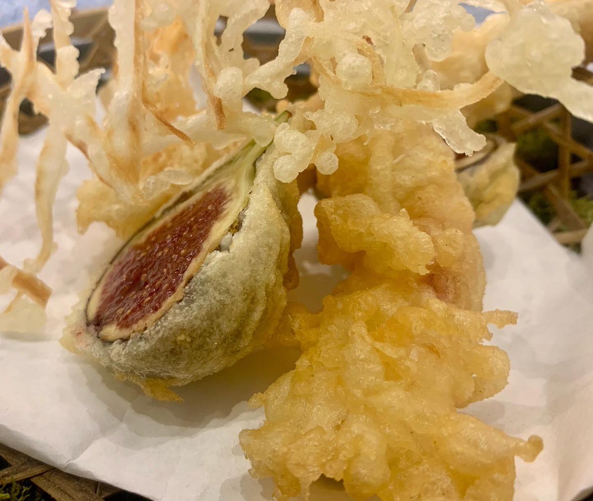 Bonbibendum's tweet photo. Tempuras de carabineros e higos; y de un salmonete excepcional, con un dashi colosal. @FlemyngJanek 
conoce y respeta un producto extraordinario, que realza con ligeros y sutiles toques. #sushibarhannah https://t.co/4CI2ZBVif5