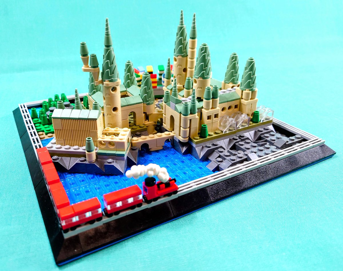 hayauma_lego's tweet photo. 30435 ホグワーツ城を8個組み合わせたMOCをベースに、他のMOCも参考にしながら32×32サイズでホグワーツ城完成😆

ホグワーツ特急にクディッチ競技場、禁じられた森、暴れ柳などなどいい感じ
ハリー・ポッターの世界観をミニチュアで再現出来て大満足☺️

#レゴ #LEGO #legomoc #afol #MiniModulars https://t.co/a0E9JRagy1
