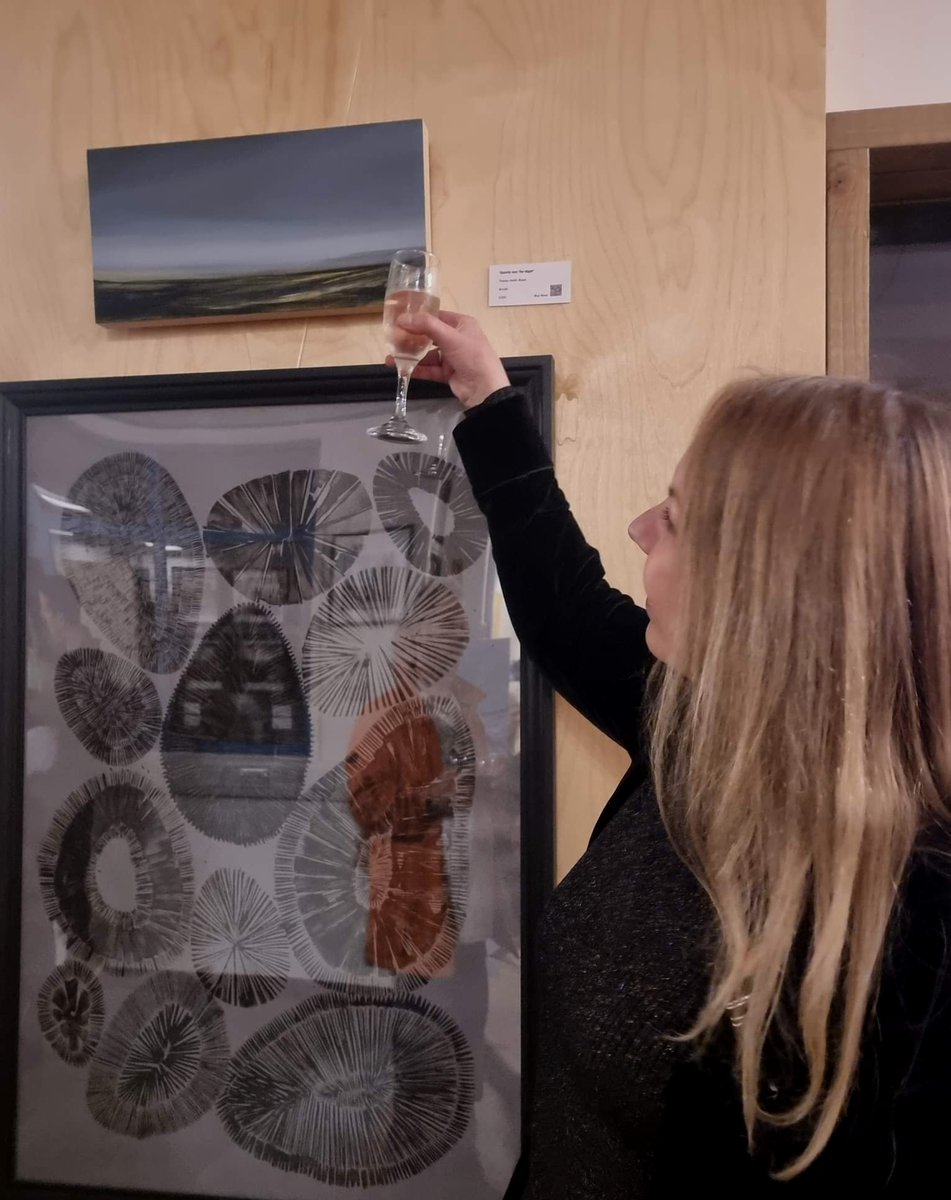 PencillyArt's tweet photo. Lovely PV last night at InchArts gallery
My painting 'Quietly Into The Night' exhibited in their new Winter open exhibition along with some really beautiful work.

Thank you to my good friend @Stepinthepic for the photo and congratulations on exhibiting too x

#altringham
#art https://t.co/8ltSKTztMH