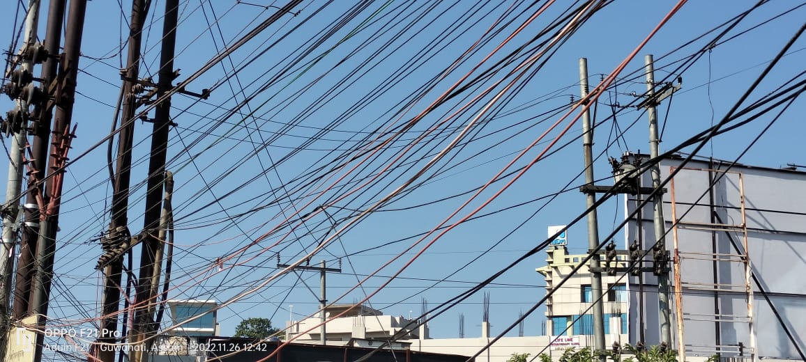 DCKamrupMetro's tweet photo. In order to clean up the entanglement of cables and rid electric distribution poles of unauthorised mess of cables, removal of unauthorised cables and dressing of the same is being undertaken in and around Dispur area. @CMOfficeAssam @TheAshokSinghal @apdclsocial https://t.co/Lt9UD0UQuL