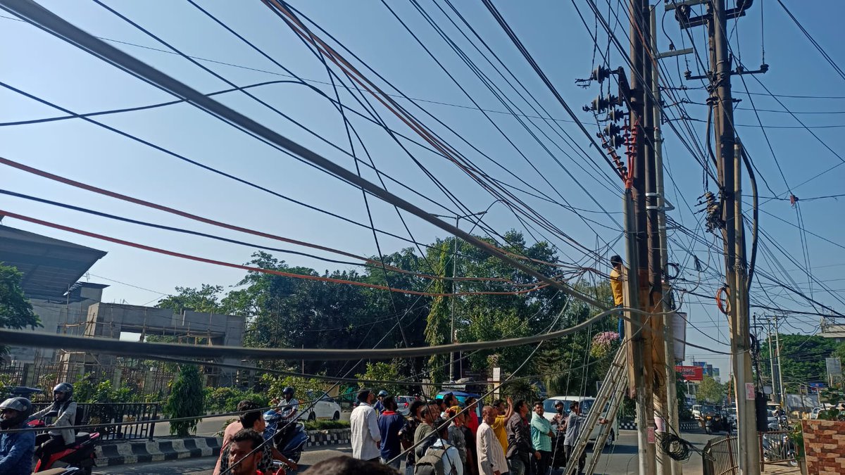 DCKamrupMetro's tweet photo. In order to clean up the entanglement of cables and rid electric distribution poles of unauthorised mess of cables, removal of unauthorised cables and dressing of the same is being undertaken in and around Dispur area. @CMOfficeAssam @TheAshokSinghal @apdclsocial https://t.co/Lt9UD0UQuL