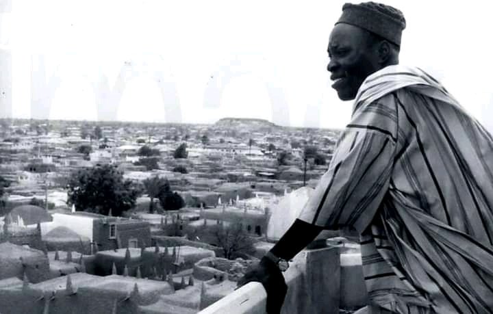 alkanawy09's tweet photo. Wani Bakano ne nan ya hakince bisa hasumiyar Babban Masallacin birnin, ya ke tsokacin yadda duniya ke wucewa a sannu a sannu. Shekaru sittin (60) ke nan da wannan nazari nasa, tun da an dauke shi ne cikin shekarar 1962, kuma babu shakka ya sauko yanzu.
@_lugude https://t.co/MLYLEwmjIH