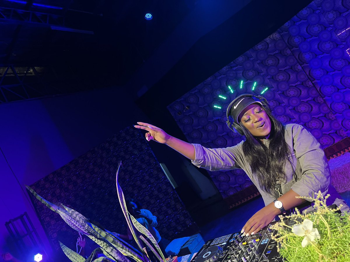 MediaEsquire's tweet photo. International Zambian Dj @MsSelfieOnly took home 3 awards including Dj of The Year in the female category,Best Mobile Dj in the female category and Best Dressed Dj! at the first ever #Zambia #DCUE Dj awards! Congratulations and much respect 👑#AStoryToTell https://t.co/nQAfr2MGKT