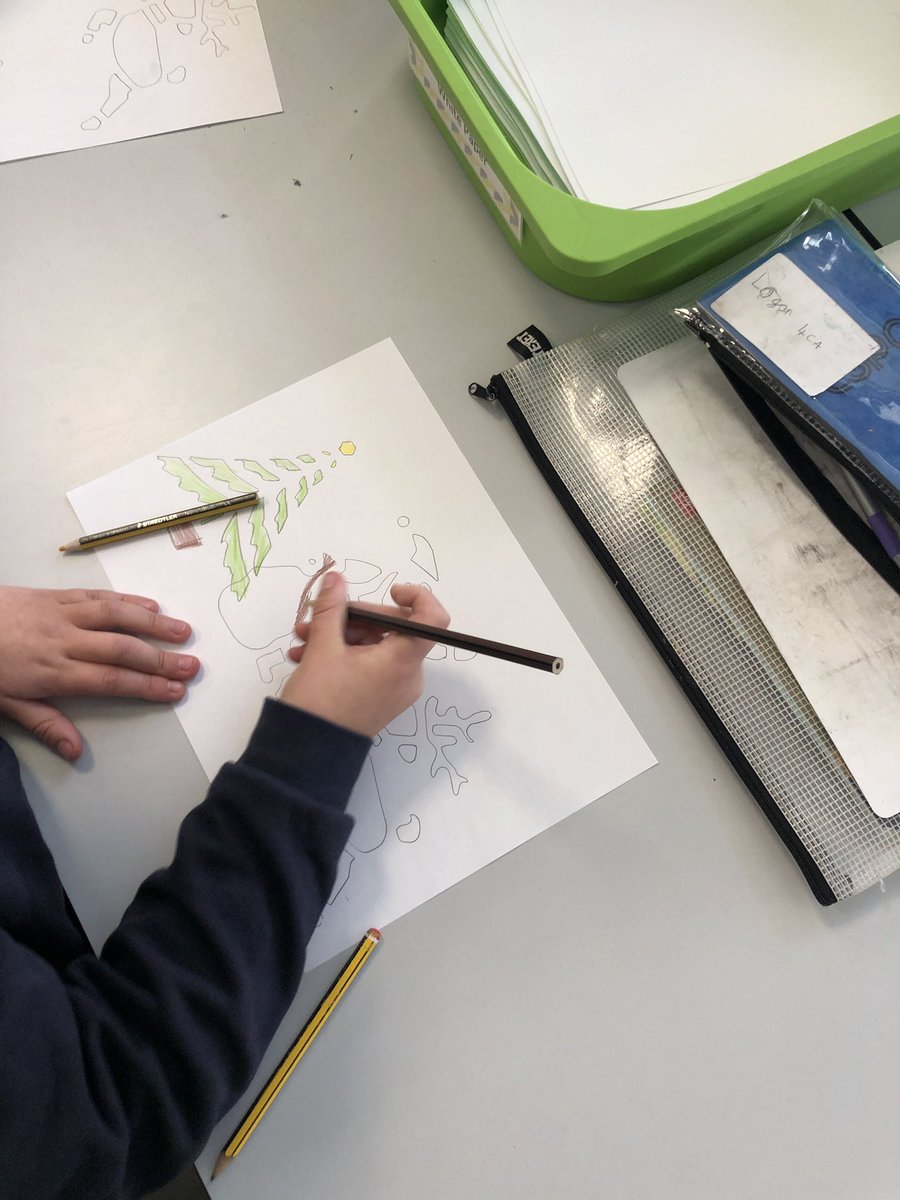 Year 4 really enjoyed their Christmas make day on Friday. Glitter everywhere! #HHAart <a href="/hartsholmeacad/">Hartsholme Academy</a> <a href="/HarbourLearning/">Harbour Learning Trust</a>