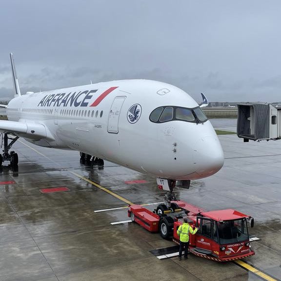 Bienvenue à « Angers », notre 20ème #A350 ! ✈️ 
Nous continuons de renouveler notre flotte pour réduire au plus vite notre empreinte carbone. 
Moins de CO2, moins de bruit et plus de confort pour nos clients.