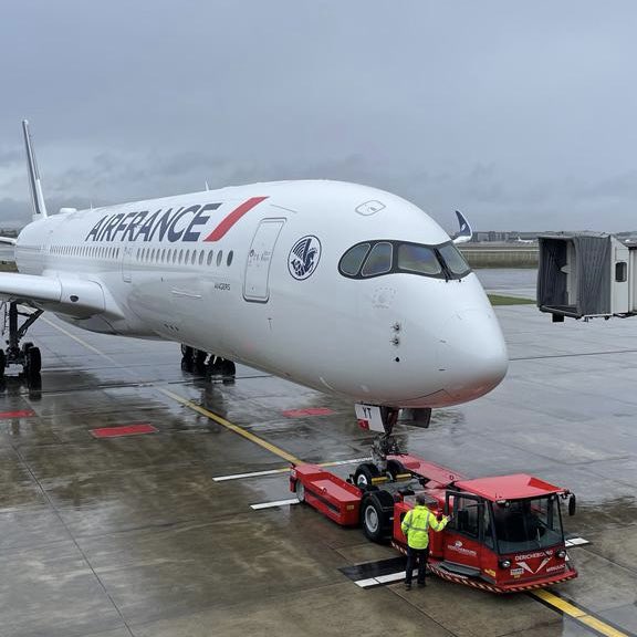 Bienvenue à « Angers », notre 20ème #A350 ! ✈️ Nous continuons de renouveler notre flotte pour réduire au plus vite notre empreinte carbone. Moins de CO2, moins de bruit et plus de confort pour nos clients.