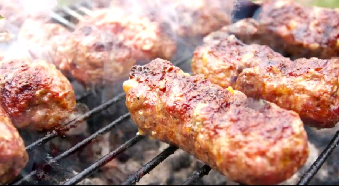 nico_patrascu's tweet photo. #grilled #mincedmeatrolls
#mititei #gratar
#Weekend #Enjoy https://t.co/j298V9BwNE