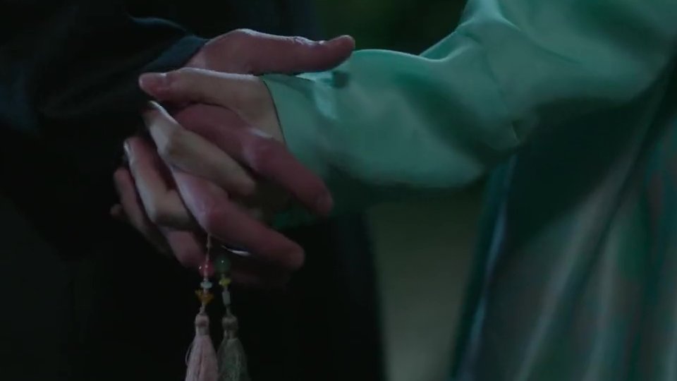 ramblingsofafan's tweet photo. THE TOUCHES! Yeong placing her hand on Uk's heart, the heart that belongs&amp;beats only for her, him lovingly cupping her face,the shy way she brushes her fingertips against his while holding their eggs,them holding each other's hands like they never want to let go #AlchemyOfSoulsS2 https://t.co/y4DNV8Bpk5