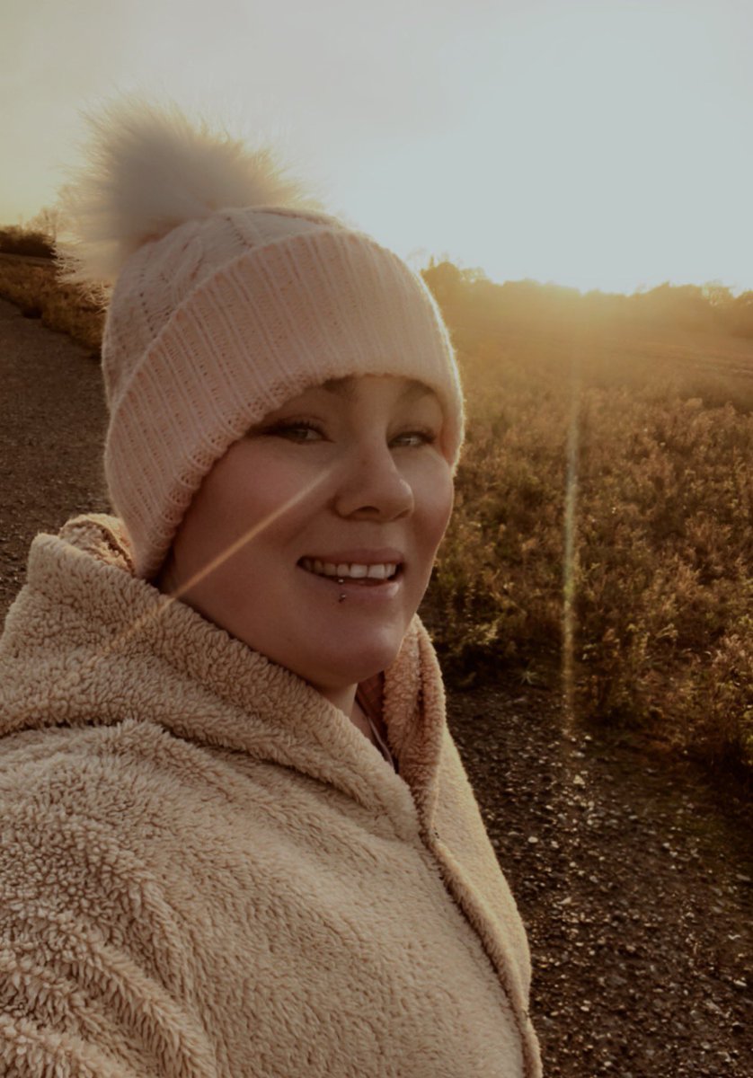 TheElvisFamily's tweet photo. I see the sunlight in her hair
I feel the warm smile that she wears
It's only love
That I feel inside
But I'll get by somehow
It's only love.
Perfect song for perfect setting 💜❄️
#TheElvisFamily #ElvisPresleyItsOnlyLove #ElvisPresley #WinterDays #LowSunlight https://t.co/3f0L7BVpbT