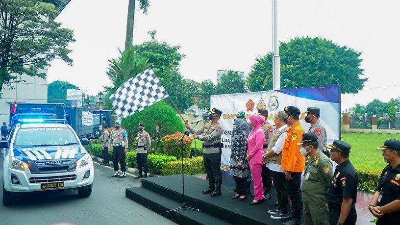 kapoldaDIY's tweet photo. Tuhan mengingatkan kita akan arti bersyukur dan mencintai sesama.

Hari ini @poldajogja dan jajaran melepas bantuan sosial kepada saudara saya yang mengalami musibah Gempa Bumi di Cianjur, Jawa Barat.

Harapan kami semoga kondisi Cianjur, Jawa Barat lekas pulih

#polripresisi https://t.co/iVOrTUp9f5