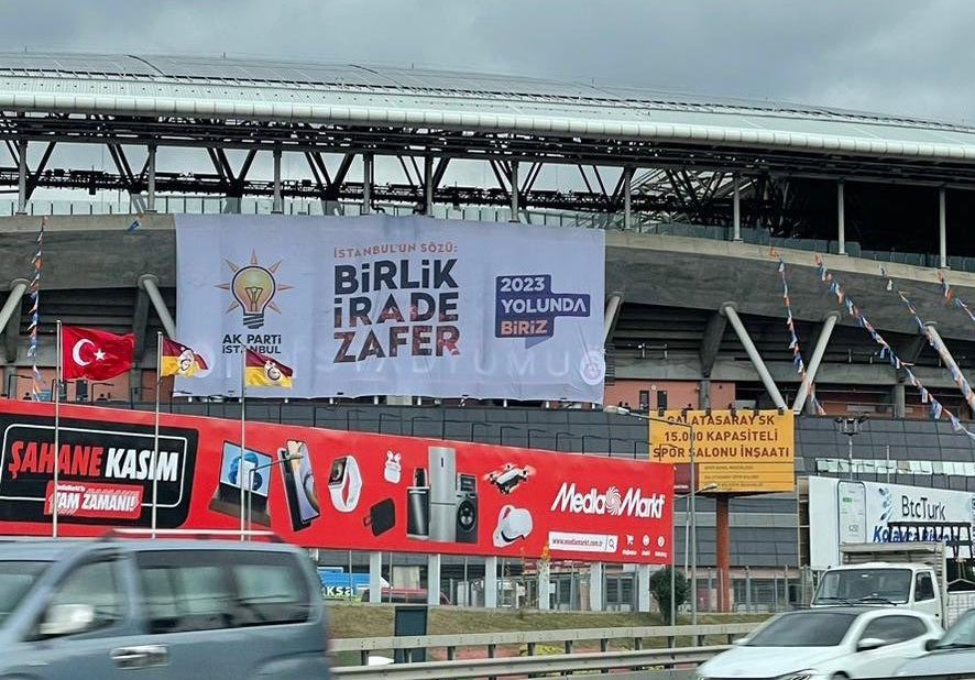 Galatasaray Stadına asılan bu Pankartı anlayamadık.?! Ben zannetmiyorum bütün Galatasaraylıların aynı fikirde olduklarını🤔🤷‍♀️ Neyse biz #FenerbahceAtatürkStadyumu ‘nu KUTLUYORUZ🇹🇷💛💙