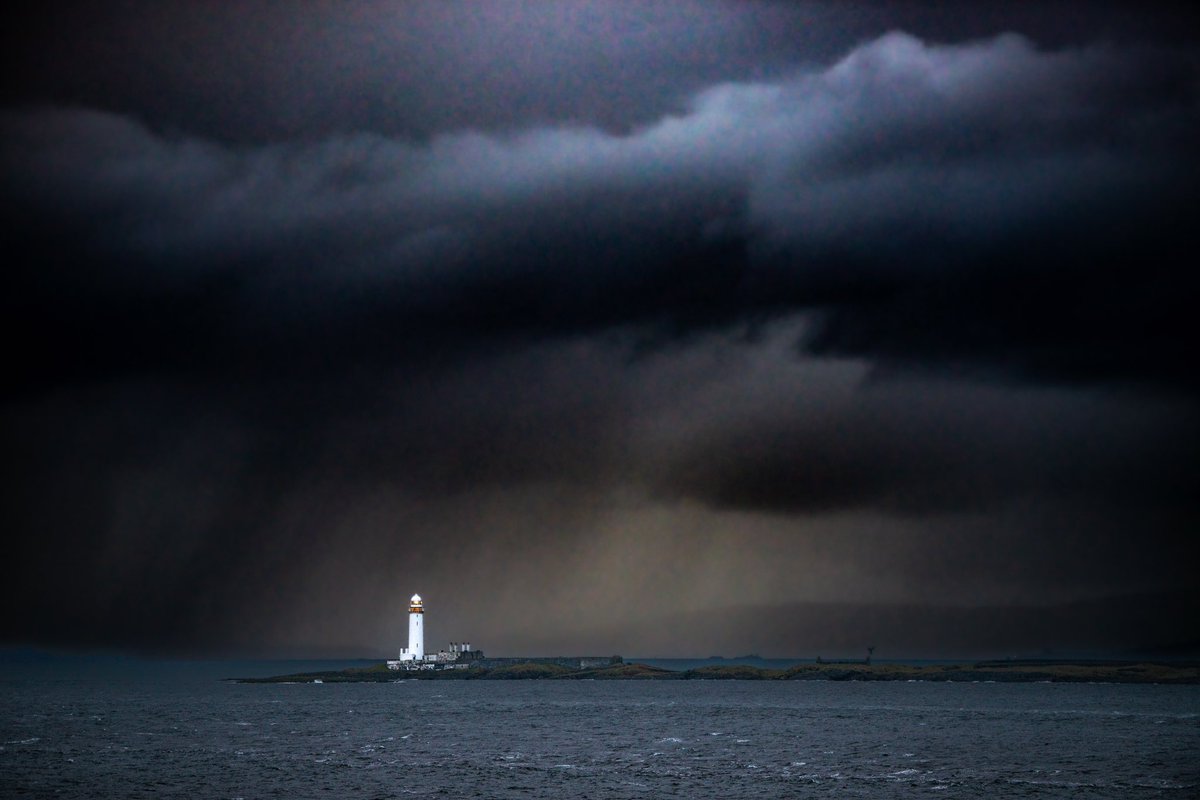 gordonjbuchanan's tweet photo. It’s nice to learn something new especially when it’s something about yourself. I LOVE clouds and Scotland is a world leader in cloud production. Never look up and berate a cloudy sky. We’re mostly made of water. Over half of you and everyone you know was once a cloud! https://t.co/72IRXgSIce