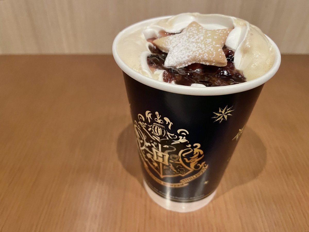 TULLY'Sにて。ハリーポッターのミンスパイラテなるものを頂きました🧙🏻‍♀️🪄んん、激あまい。ホリデーっぽいお飲み物🎄☕️ https://t.co/YB8QRYkn0q