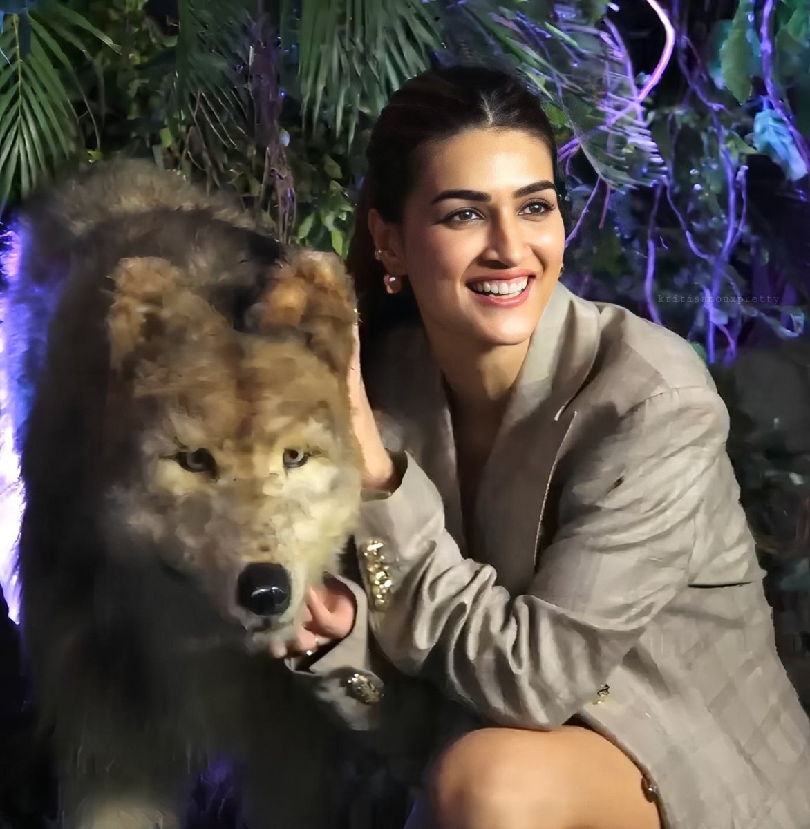 kritixpretty's tweet photo. 🐺💖
#KritiSanon #VarunDhawan #Bhediya #beautiful #cute https://t.co/sp6d0Cyp4q