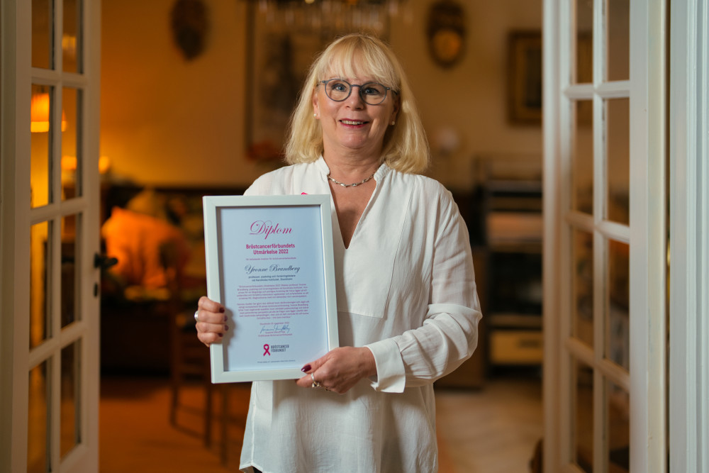 Bröstcancerförbundets Utmärkelse tilldelas professor Yvonne Brandberg, psykolog och forskningsledare vid Karolinska Institutet. Varmt grattis Yvonne!  bro.mynewsdesk.com/pressreleases/…