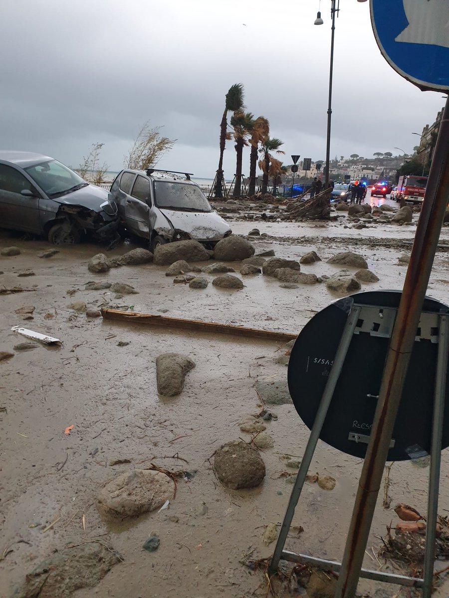 rosanna_vespoli's tweet photo. #Ischia #Casamicciola #Frana. Stamattina sul lungomare ..Intanto la #CollinaContinua A #FRANARE ..Continua la lava di #Fango... https://t.co/izNyyfTnt8