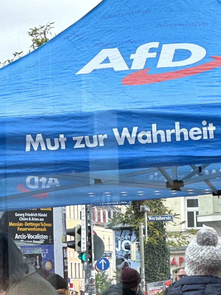 Na toll die #noafd direkt vor der Arbeit am #TegernseerPlatz von diesen Faschos.

Könnt die #antifa mal tätig werden, danke ☺️