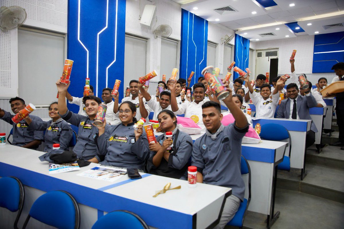 KitchenBetter's tweet photo. Happy Faces ....joyous #moments at #BetterKitchen #CulinaryChallenge Season 4 #everestbkcc #buddingchefs #talenthunt #opportunity #culinaryskills #experience #chef #jury #gaining #knowledge https://t.co/OOeghMHBuJ
