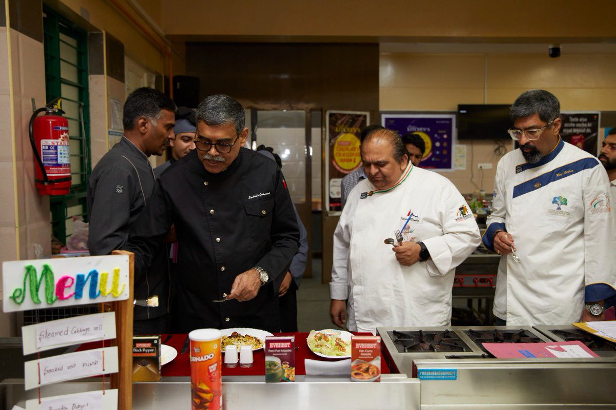 KitchenBetter's tweet photo. Happy Faces ....joyous #moments at #BetterKitchen #CulinaryChallenge Season 4 #everestbkcc #buddingchefs #talenthunt #opportunity #culinaryskills #experience #chef #jury #gaining #knowledge https://t.co/OOeghMHBuJ