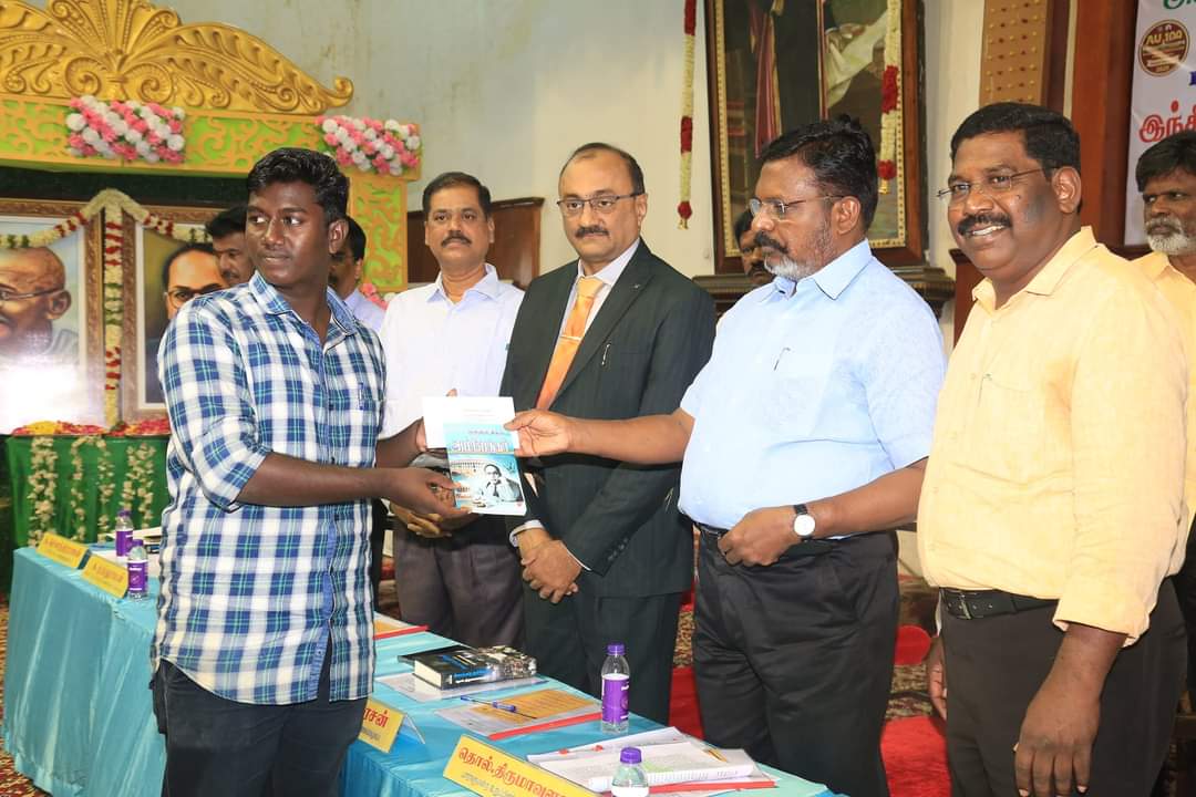 thirumaofficial's tweet photo. இன்று சிதம்பரம் அண்ணாமலை பல்கலைக்கழகத்தில் நடைபெற்ற 'இந்திய அரசமைப்பு நாள்' விழாவில் பல்வேறு போட்டிகளில் வெற்றி பெற்ற மாணவர்களுக்கு பரிசுகள் வழங்கினேன்.

#ConstitutionDay
#VCK
#Thiruma https://t.co/bVcVYU89Rm