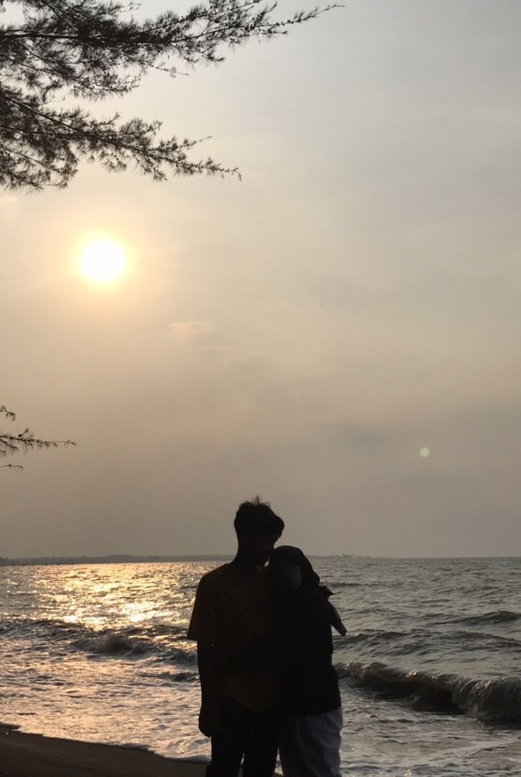 adityabuana19's tweet photo. kita lagi di pantai nih @XiWahyuning https://t.co/qezRBRZ2jg