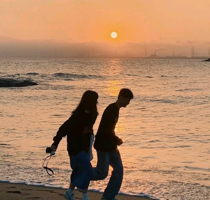 adityabuana19's tweet photo. kita lagi di pantai nih @XiWahyuning https://t.co/qezRBRZ2jg