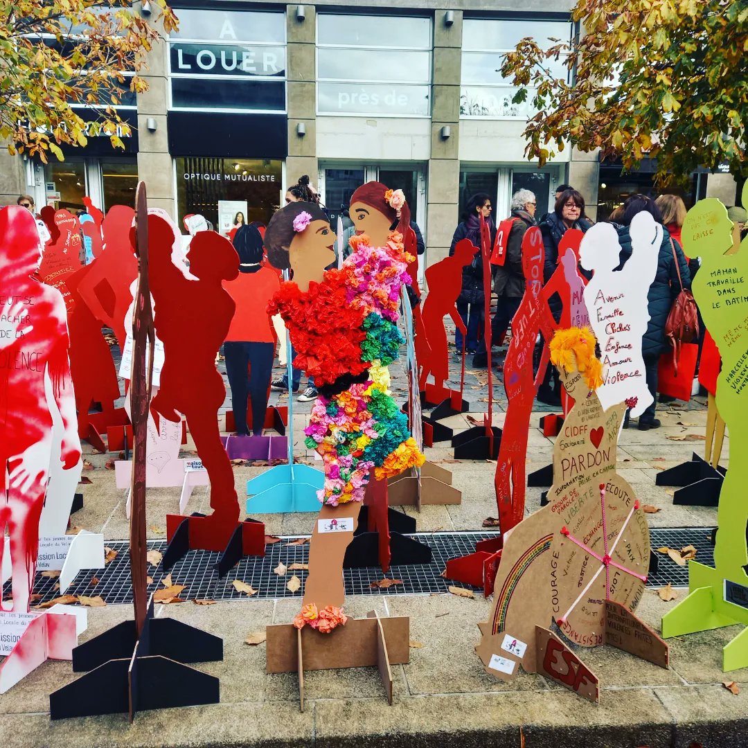 ESSJC43's tweet image. REFUS DE TOUTE VIOLENCE FAITE AUX FEMMES 
Nous sommes heureux de reconnaître lors de la manifestation,  les silhouettes préparées par nos lycéens. 
Ensemble scolaire SJC43 
CIDFF 43