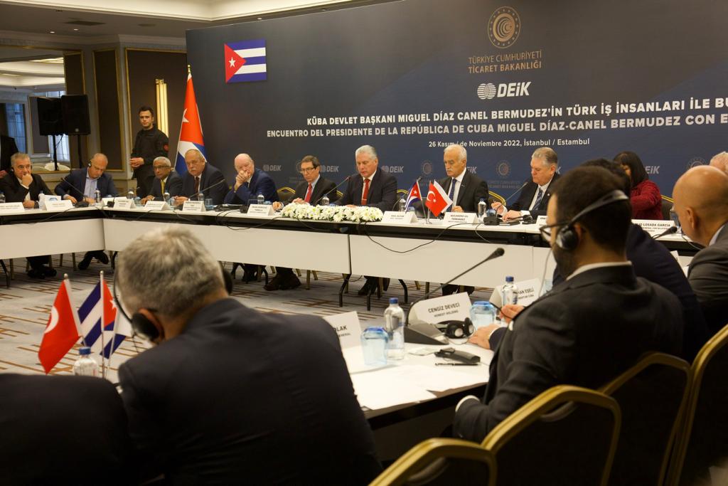 En escala de tránsito por Estambul, Türkiye 🇹🇷, el Presidente de la República de Cuba, <a href="/DiazCanelB/">Miguel Díaz-Canel Bermúdez</a>, sostiene encuentro con empresarios turcos convocados por DEIK, una Organización de Diplomacia Empresarial que dirige las relaciones económicas exteriores del sector privado turco.